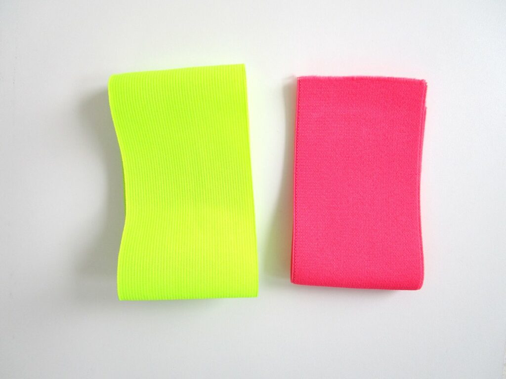 Green and pink fluo elastic ribbons