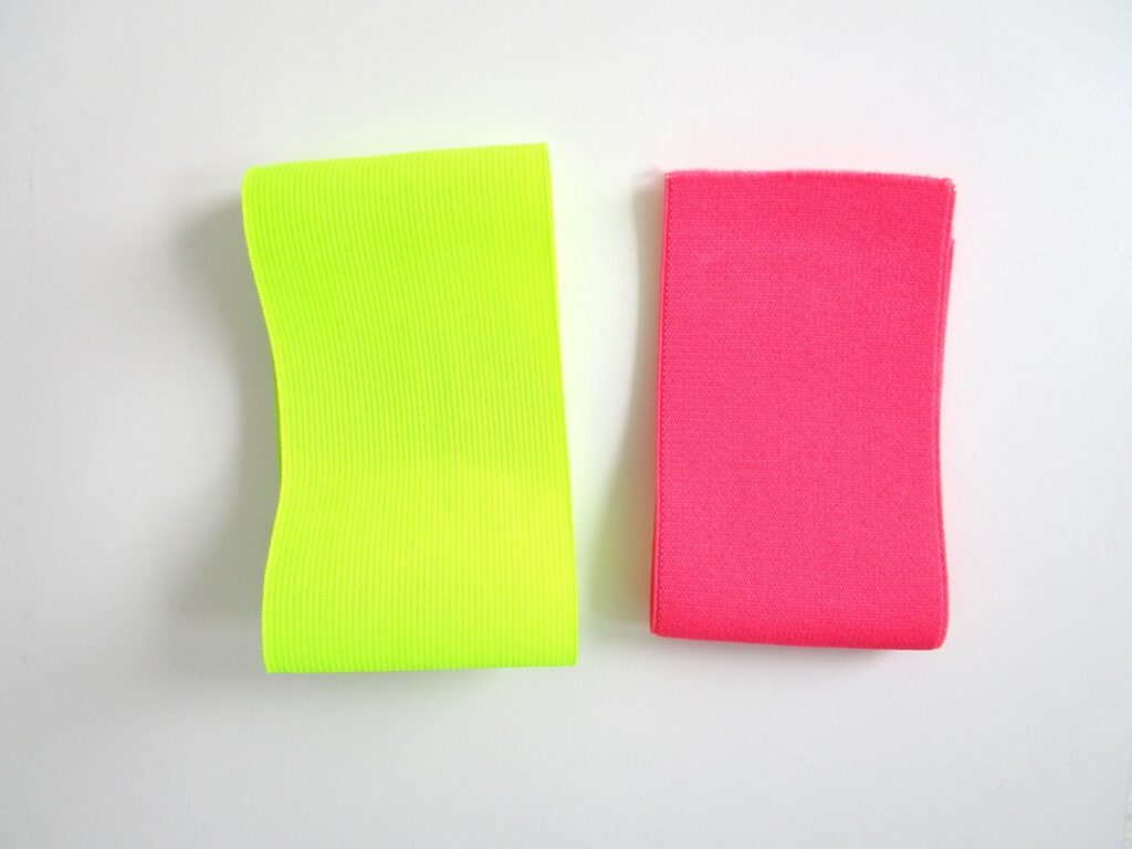 Elastische Bänder in Neongrün und Neonpink